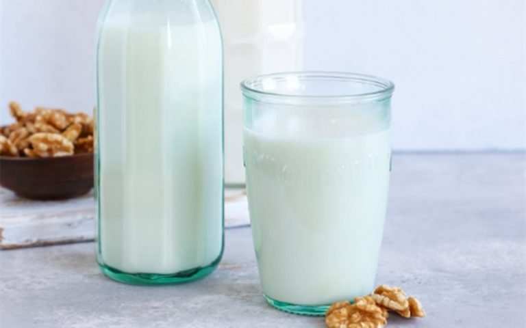 Con ăn gì - Cách làm sữa hạt óc chó thơm ngon bổ dưỡng tại nhà cho trẻ