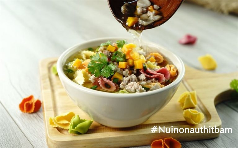 Thực hiện nui nơ nấu thịt bằm thơm bùi khiến bé ngon miệng