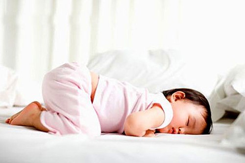 Trẻ sơ sinh hay vặn mình khi ngủ nguy hiểm thế nào?